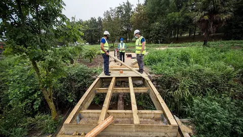 Instalaci&oacute;n de la pasarela sobre el arroyo Indiana