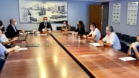 Reuni&oacute;n del consejero de Desarrollo Rural, Ganader&iacute;a, Pesca, Alimentaci&oacute;n y Medio Ambiente, Guillermo Blanco, con los representantes de la Federaci&oacute;n de las Cofrad&iacute;as de Pescadores de Cantabria