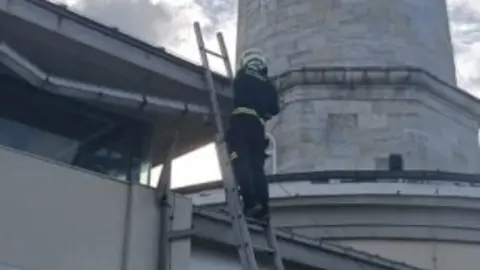 Bomberos retiran parte del canal&oacute;n con riesgo de ca&iacute;da del Faro de Cabo Mayor