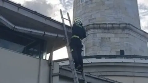 Bomberos retiran canal&oacute;n faro Cabo Mayor