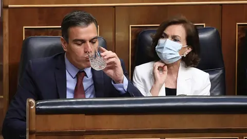 El presidente del Gobierno, Pedro S&aacute;nchez; y la vicepresidenta primera, Carmen Calvo, durante una sesi&oacute;n plenaria en el Congreso, en Madrid (Espa&ntilde;a), a 29 de julio de 2020. S&aacute;nchez comparece para dar detalles del fondo recuperaci&oacute;n postCovid acordado en e