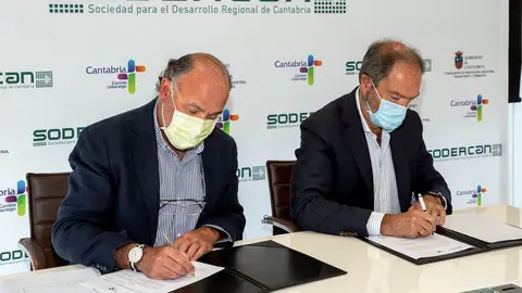 El director general de SODERCAN, Javier Carri&oacute;n y el presidente de la Asociaci&oacute;n "Mujer y Talento", Javier Gonz&aacute;lez Portilla