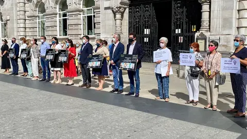 Minuto de silencio por la mujer asesinada en Murcia