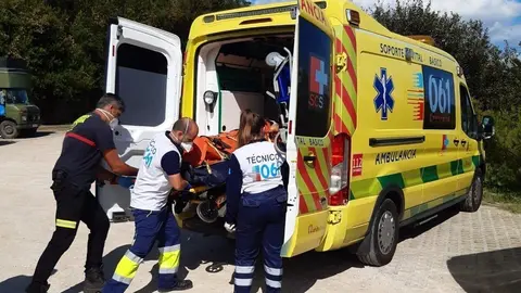 Ambulancia del 061 evac&uacute;a a una mujer lesionada en el acceso a la playa de Pech&oacute;n