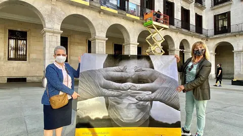 La concejala de Cultura, Mar&iacute;a Luisa Sanju&aacute;n, entrega las lonas a la directora de la Cocina Econ&oacute;mica, sor Clara Gallego