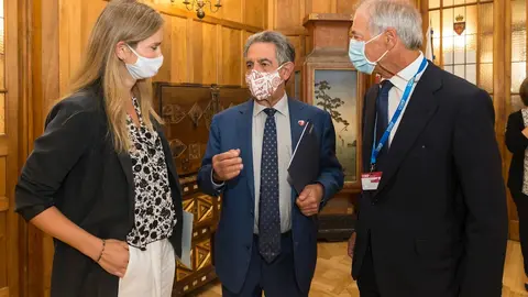 La secretaria de Estado de Energ&iacute;a, Sara Aaegesen; el presidente de Cantabria, Miguel &Aacute;ngel Revilla (c); y el presidente de Viesgo, Miguel Anto&ntilde;anzas, en la UIMP
