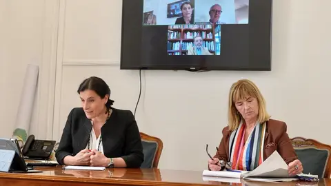 Gema Igual y Mar&iacute;a Luisa Sanju&aacute;n en un acto