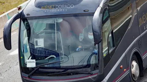 Un conductor de autob&uacute;s totalmente protegido conduce por una carretera madrile&ntilde;a