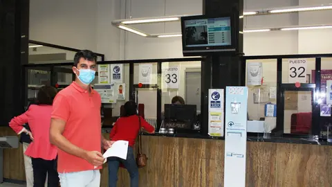 El portavoz del PSOE Santander, Daniel Fern&aacute;ndez, en el registro municipal