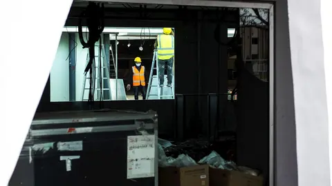 Un trabajador con mascarilla