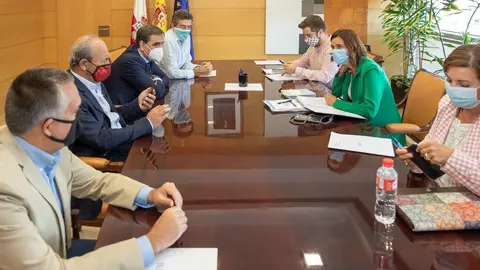 La consejera de Presidencia, Paula Fern&aacute;ndez, con miembros de la Plataforma Territorial Rural Inteligente