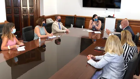 La alcaldesa de Santander, Gema Igual, con representantes de ENUSA