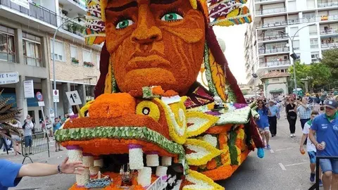 La carroza 'Mememto Mori' gana la Batalla de Flores de Laredo