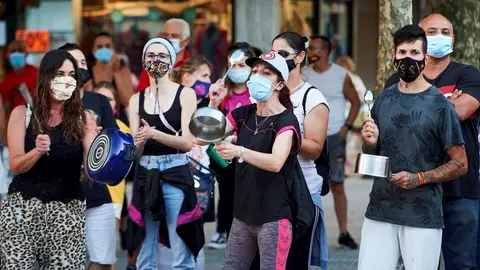 Vecinos de Santo&ntilde;a se concentran en una cacerolada contra las medidas de confinamiento relativo en Santo&ntilde;a el 3 de septiembre.