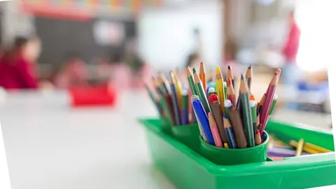 Imagen de l&aacute;pices utilizados en un aula.