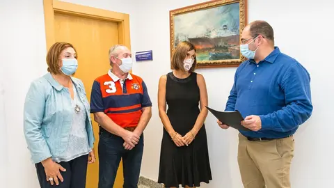 La consejera de Presidencia, Paula Fern&aacute;ndez, con el alcalde de Villafufre