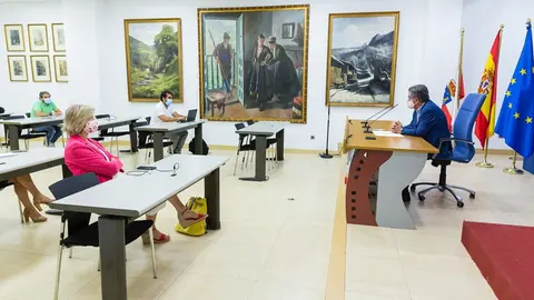 El presidente de Cantabria, Miguel &Aacute;ngel Revilla, con la consejera de Educaci&oacute;n, Marina Lomb&oacute;