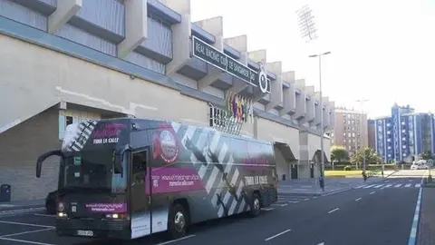 El autob&uacute;s de la campa&ntilde;a &ldquo;El mieloma m&uacute;ltiple toma la calle&rdquo; en Santander