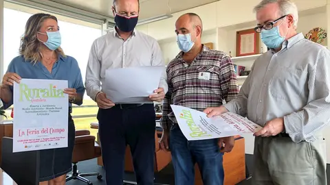 El consejero de Desarrollo Rural, Ganader&iacute;a, Pesca, Alimentaci&oacute;n y Medio Ambiente, Guillermo Blanco, recibe a representantes de la organizaci&oacute;n de la feria agroalimentaria &ldquo;Ruralia&rdquo; que se celebrar&aacute; en Cabez&oacute;n de la Sal