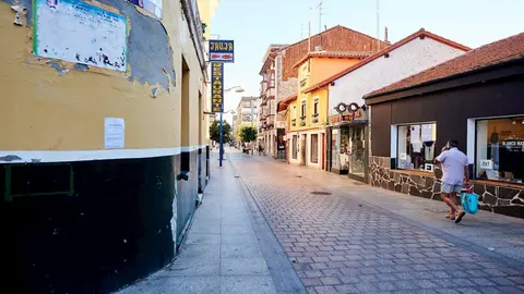Un hombre camina por una calle vac&iacute;a en Santo&ntilde;a