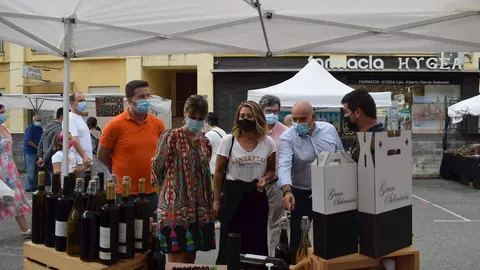 Autoridades en el mercado agroalimentario y artesano de Renedo