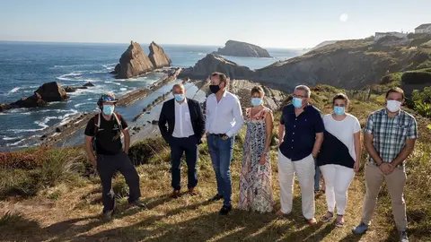 El consejero de Medio Ambiente y la alcaldesa de Pi&eacute;lagos en La Arn&iacute;a con la asociaci&oacute;n Costa Quebrada
