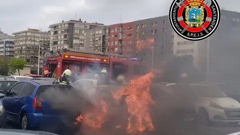 Incendio de un coche en el aparcamiento del Barrio Pesquero