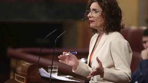 La portavoz del Gobierno y ministra de Hacienda, Mar&iacute;a Jes&uacute;s Montero, en el pleno del Congreso