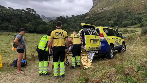 Evacuado al hospital de Laredo un ba&ntilde;ista rescatado del agua por surfistas