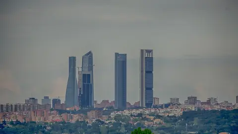 Panor&aacute;mica de Madrid tomada desde la Casa de Campo, en las cercan&iacute;as de Pozuelo de Alarc&oacute;n (Comunidad de Madrid / Espa&ntilde;a) a 18 de abril de 2020. La contaminaci&oacute;n por di&oacute;xido de nitr&oacute;geno (NO2), el contaminante m&aacute;s importante de la capital, ha descendido u