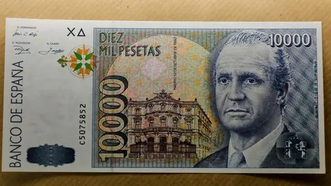 Billete de 10000 pesetas con el rostro del Rey em&eacute;rito Juan Carlos I en la Filatelia-Numism&aacute;tica H.Sanza, en Madrid (Espa&ntilde;a) a 7 de agosto de 2020. 