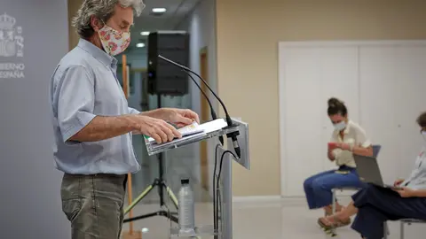Como todos los jueves, el director del Centro de Coordinaci&oacute;n de Alertas y Emergencias Sanitarias, Fernando Sim&oacute;n, a su llegada para informar en rueda de prensa de la evoluci&oacute;n de la COVID-19 en la Sede del Ministerio de Sanidad, en Madrid (Espa&ntilde;a), a 3 d