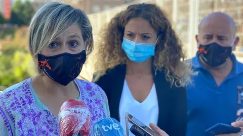 La alcaldesa de Camargo y la delegada del Gobierno visitan la zona donde se proyecta cubrir las v&iacute;as de Renfe en Muriedas