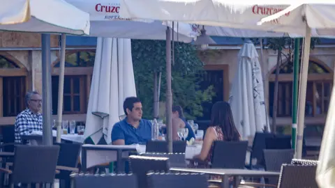 Clientes en una terraza de un bar, en Madrid