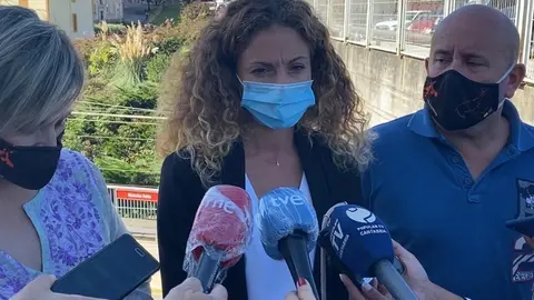 La delegada del Gobierno, Ainoa Qui&ntilde;ones, con la alcaldesa de Camargo