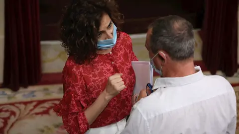 La ministra de Hacienda y portavoz del Gobierno, Mar&iacute;a Jes&uacute;s Montero, habla con el portavoz de Comprom&iacute;s en el Congreso de los Diputados, Joan Baldov&iacute; 