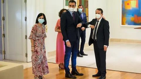 El presidente del Gobierno, Pedro S&aacute;nchez saluda al presidente de la Federaci&oacute;n Espa&ntilde;ola de Municipios y Provincias (FEMP), Abel Caballero 