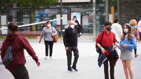 Gente paseando con mascarillas. Archivo