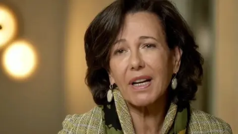 La presidenta de Banco Santander, Ana Bot&iacute;n, durante la Cumbre Empresarial 'Empresas espa&ntilde;olas liderando el futuro' organizada por CEOE.