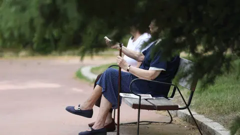 Dos mujeres de edad avanzada en un banco de la capital. En Madrid, (Espa&ntilde;a), a 7 de mayo de 2020.