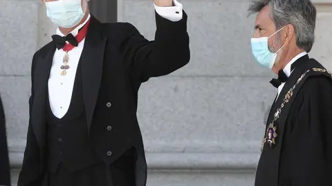Acompa&ntilde;ado del presidente del Tribunal Supremo y del Consejo General del Poder Judicial (CGPJ), Carlos Lesmes (d), el Rey Felipe VI, saluda a su llegada al Palacio de Justicia, en Madrid (Espa&ntilde;a), a 7 de septiembre de 2020. El Rey preside el acto de apert