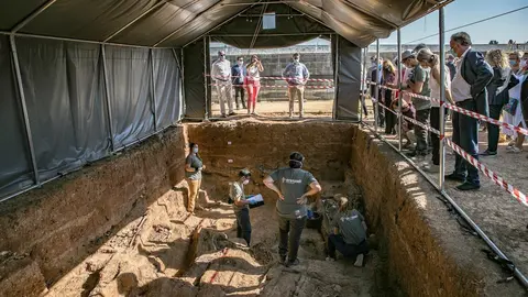 Trabajos de exhumaci&oacute;n de la fosa com&uacute;n de Pico Reja, una de las mayores fosas del franquismo, ubicada en el cementerio de San Fernando. En Sevilla (Andaluc&iacute;a, Espa&ntilde;a), a 17 de junio de 2020.