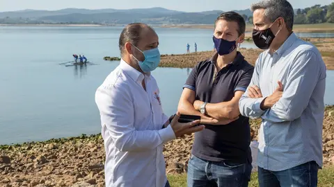 Zuloaga visita el campo de regatas en el pantano del Ebro