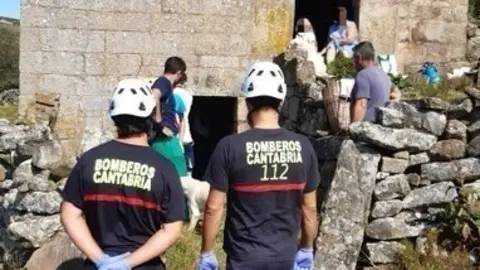 Bomberos del 112 ayudan a  una mujer herida al ceder el suelo de una caba&ntilde;a en San Pedro del Romeral