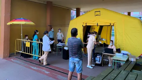 Puesto para pruebas PCR en el barrio La Inmobiliaria de Torrelavega