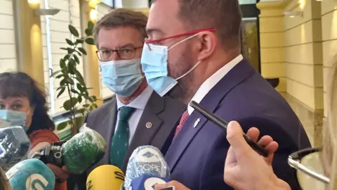 Alberto N&uacute;&ntilde;ez Feij&oacute;o y Adri&aacute;n Barb&oacute;n atendiendo a los medios despu&eacute;s de su encuentro en Oviedo.