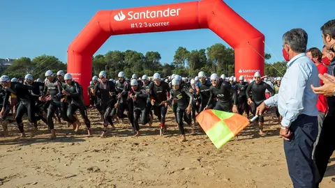 Revilla da la salida al Triatl&oacute;n Ciudad de Santander