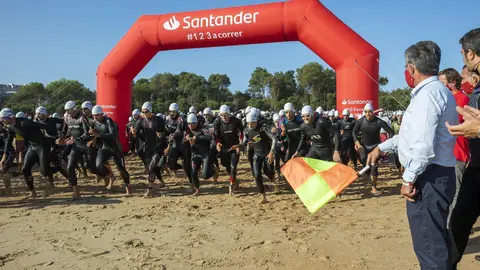10:00 horas. Segunda playa del Sardinero
El presidente de Cantabria, Miguel &Aacute;ngel Revilla, da la salida al Triatl&oacute;n Ciudad de Santander.
