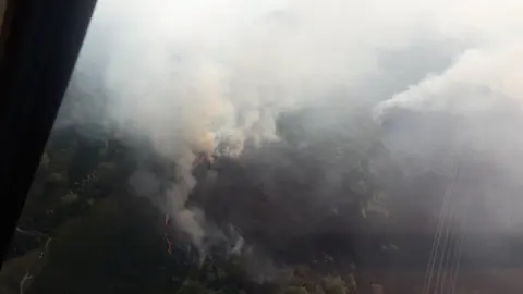 El helic&oacute;ptero del Gobierno de Cantabria participa en la extinci&oacute;n de un incendio en Vizcaya