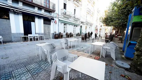 Terrazas recogidas durante el primer d&iacute;a de confinamiento relativo en el municipio de Santo&ntilde;a, Cantabria